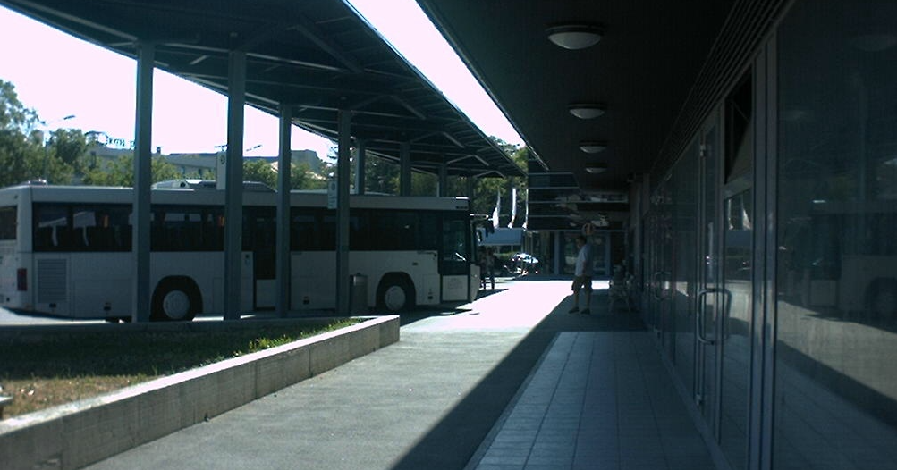 Pod vplivom alkohola nadlegoval voznika in udaril potnika na avtobusu