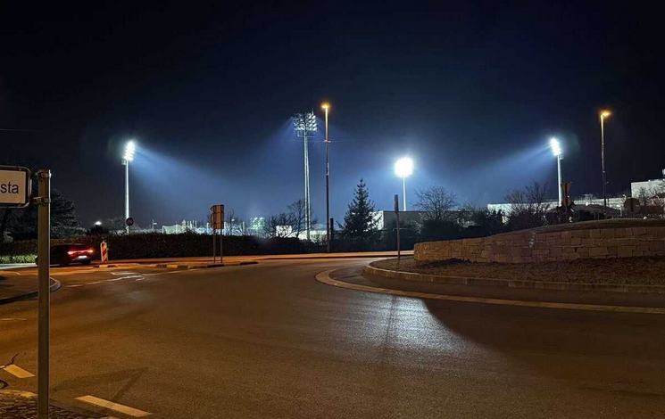 Reflektorji na stadionu Rajko Štolfa končno zasvetili z uporabnim dovoljenjem