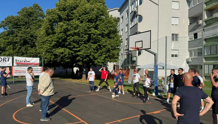 V Sežani zaživelo prenovljeno igrišče, otvoritev pospremil tradicionalni turnir Lenivec