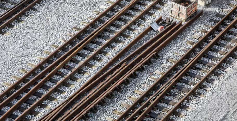 Po iztirjenju na progi med Sežano in Divačo en tir že odprt