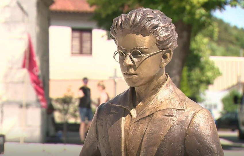 Sežana je bogatejša za kip Srečka Kosovela v naravni velikosti