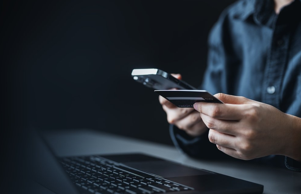 Lažni finančni svetovalec poskušal 60-letnico oškodovati za 37.000 evrov