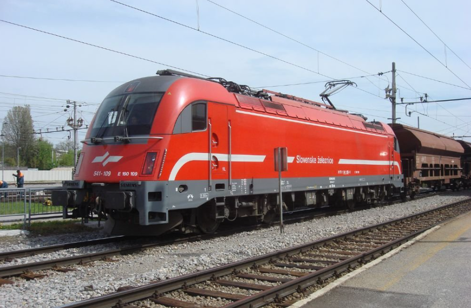 Na tirih primorske proge nastavili kamne, poškodovana lokomotiva